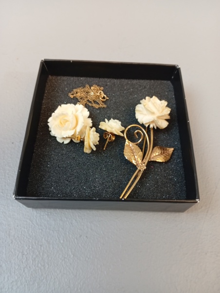 Guldinfattade smycken, 12K guld. Vikt inkl smyckesblommor, 11,25gram.