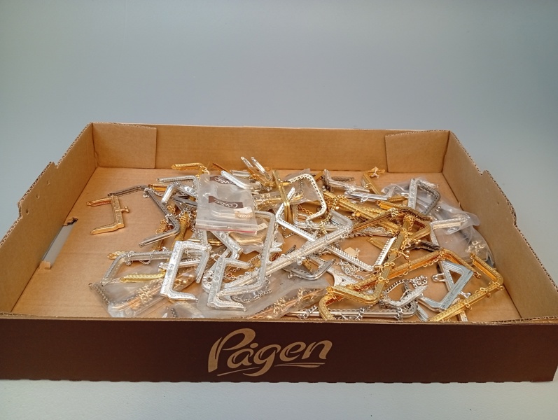 Väskbyglar. Metallbyglar.