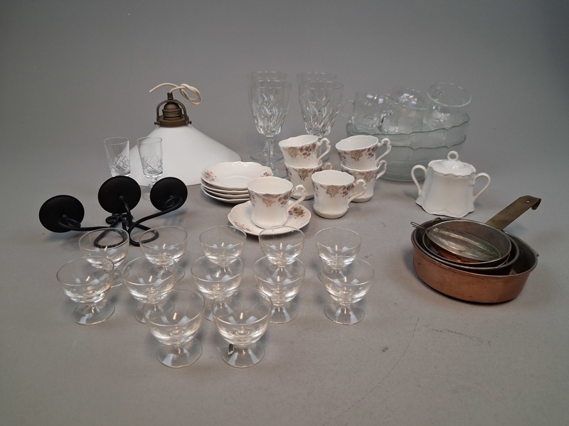 Diverse. Bl.a Arcoroc, Smålandshyttan, Skomakare lampa, koppar m.m.