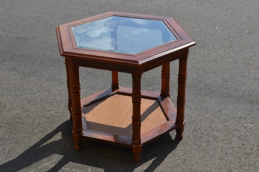 Mindre bord. Trä, rotting, glas, Engelsk stil. 1900-talet.