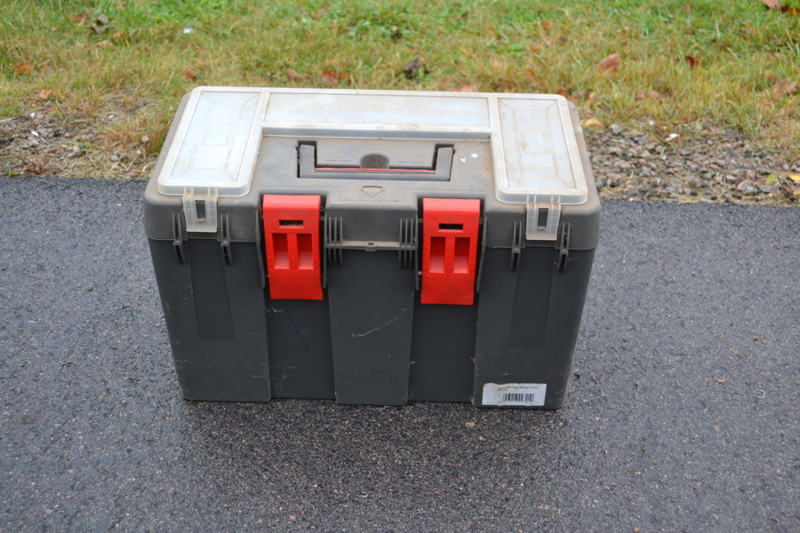 Verktygslåda med målarverktyg m.m.