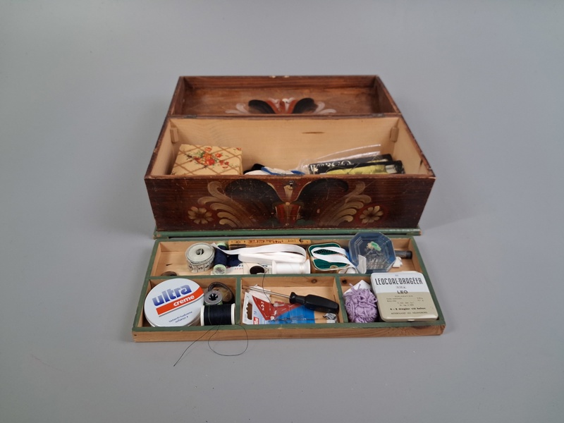 Syskrin, med tillbehör. Ingen nyckel.