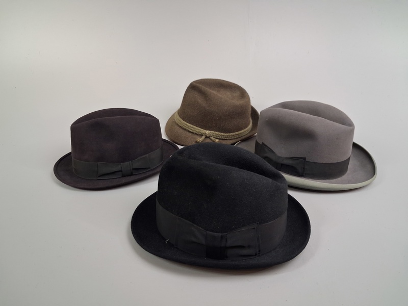 Hattar. Importerade av Ludins Laholm.