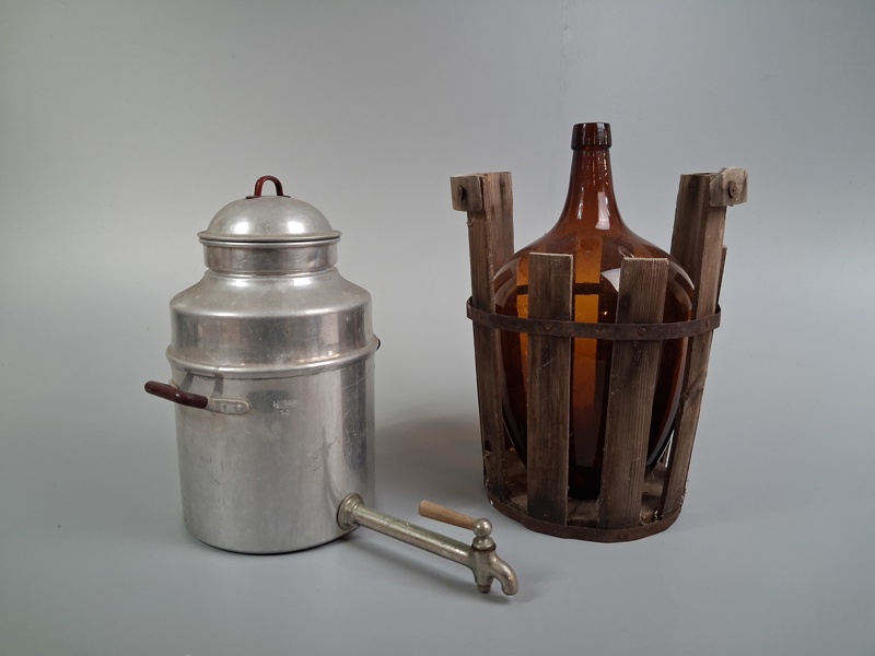 damejeanne i behållare & kärl med tappkran.