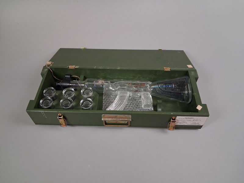 Box med Red Army flaska. & 6 snappsglas.