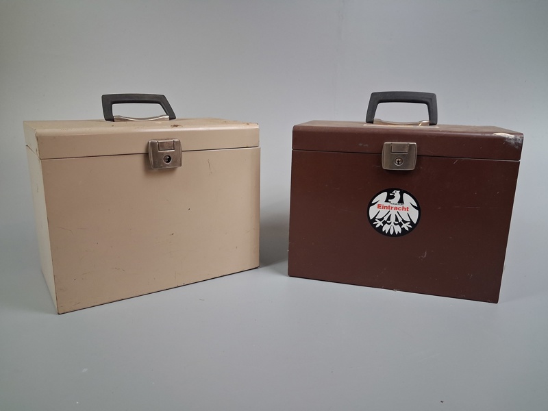 2 Boxar i plåt, utan nycklar.