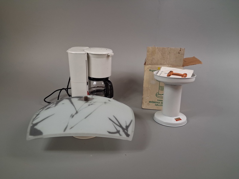 Vattenmätare, kaffekokare & takplafond.