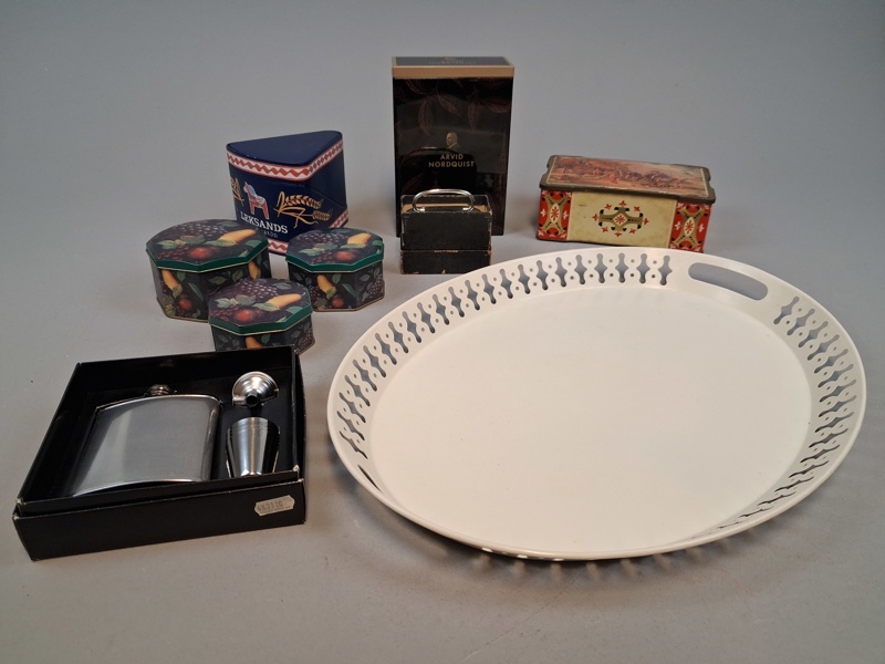 Diverse plåtburkar. Bricka, snaps-set & spargris, saknar nyckel.