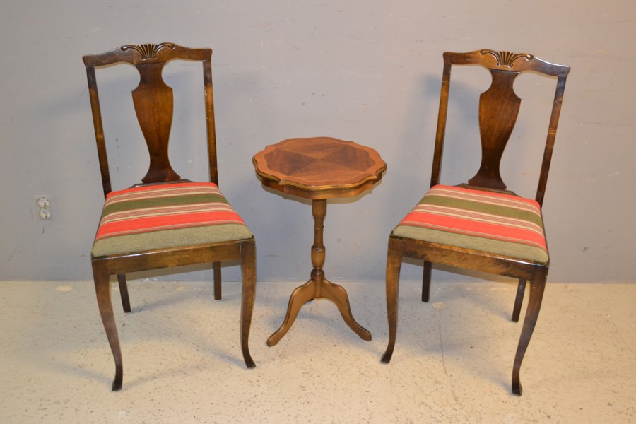 2 Äldre stolar, Ek, Jugend & pelarbord.