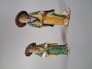 2 Figuriner, Orientaliska. Mudman-figurer, Shekwan-Keramik.
