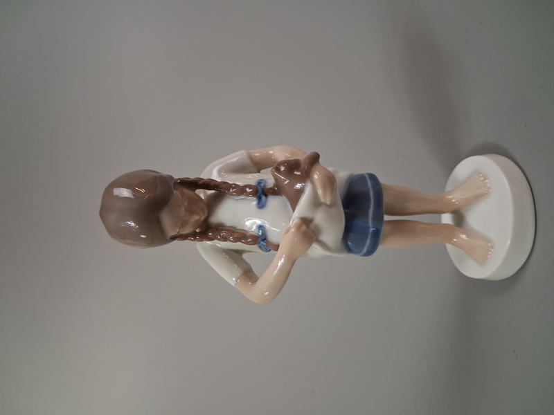 BING & GRÖNDAL. Figurin, Flicka med kattunge.