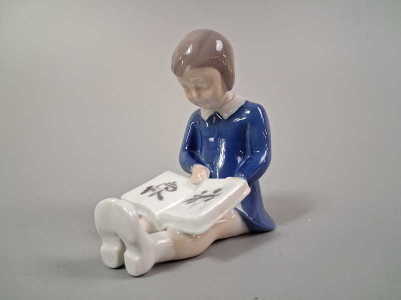 BING & GRÖNDAL. Figurin, Läsande flicka.