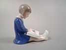 BING & GRÖNDAL. Figurin, Läsande flicka.