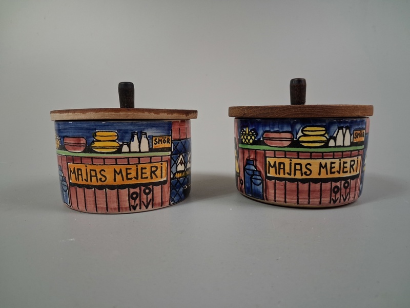 ANITA NYLUND. 2 Burkar med lock. "Majas Mejeri", från serien vår lilla stad, JIE Keramik.