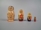 2 Träskulpturer & Babushka.