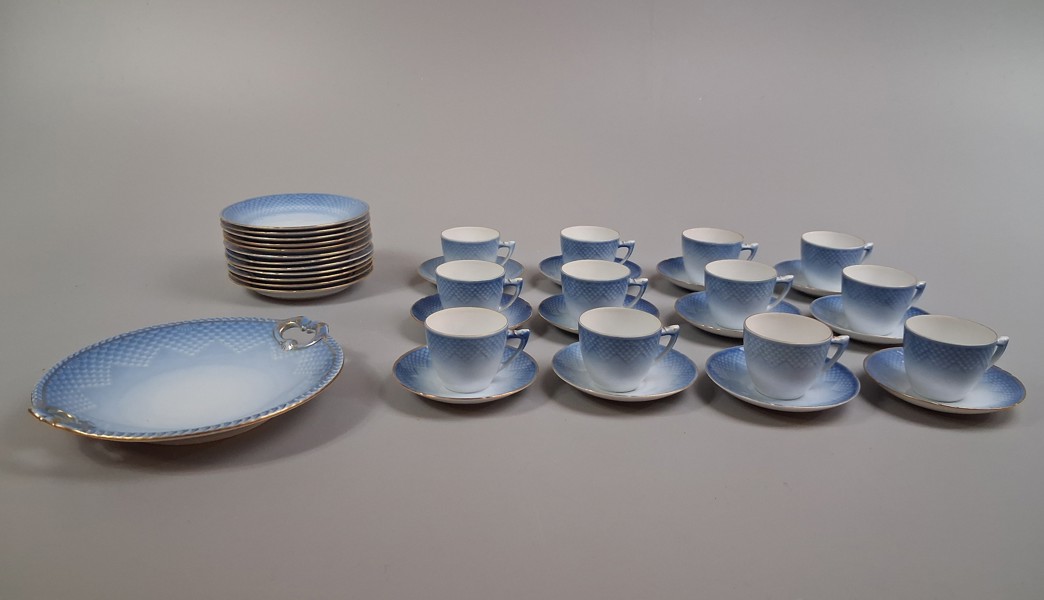 BING & GRÖNDAL. "Blå ton", 12 Kaffekoppar med fat, 12 Assietter & Kakfat.