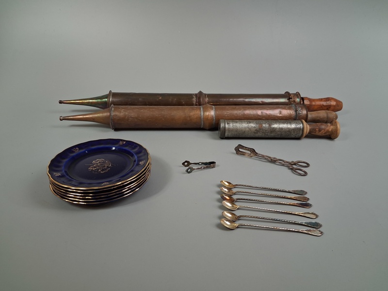 Diverse. Bl.a Assietter Rörstrand, 2 Brandsprutor i koppar m.m.