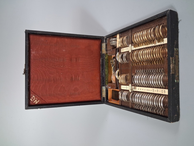 Optikerutrustning. Träetui med tillbehör. Nitsche & Günter, 1900-talet.