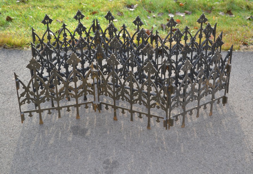 4 Sektioner lågt staket i järn. Hopfällbara,