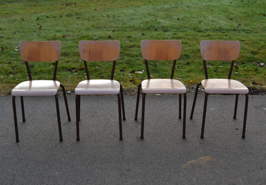 4 Skolstolar. Staplingsbara.