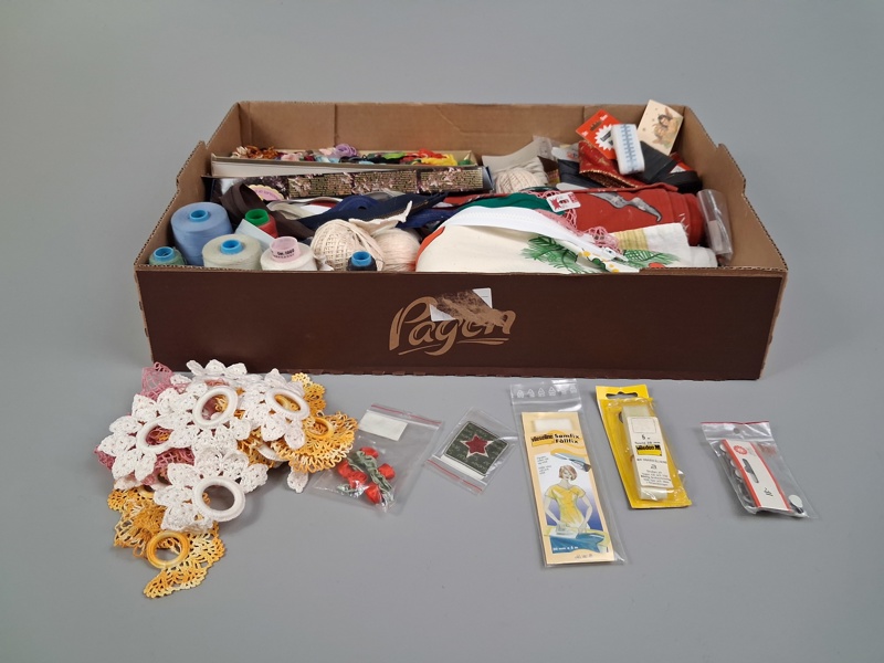 Diverse hantverk. sytillbehör.