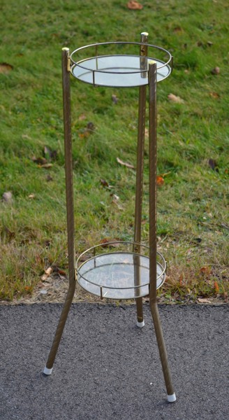 Piedestal. Gul-metall.