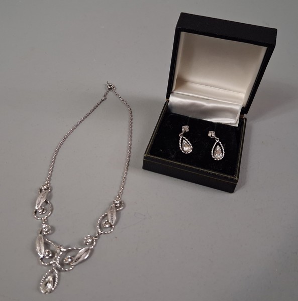 Halsband & ett par öronhänge, sterlingsilver med troligtvis Swarovski-kristaller. Vikt 13,81 gram.