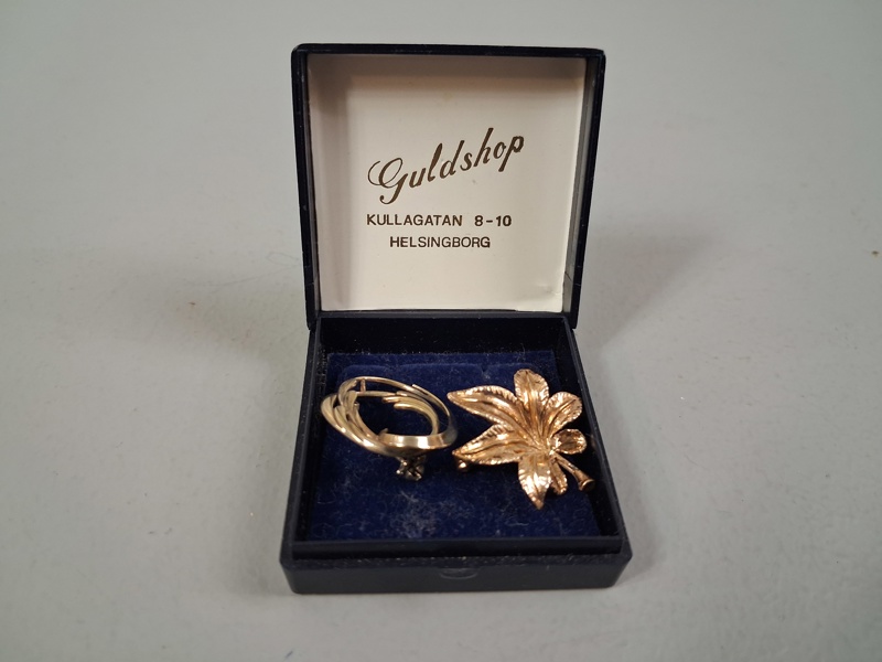 2 Broscher. Silver, 4,98gram, varav en har guldbeläggning.