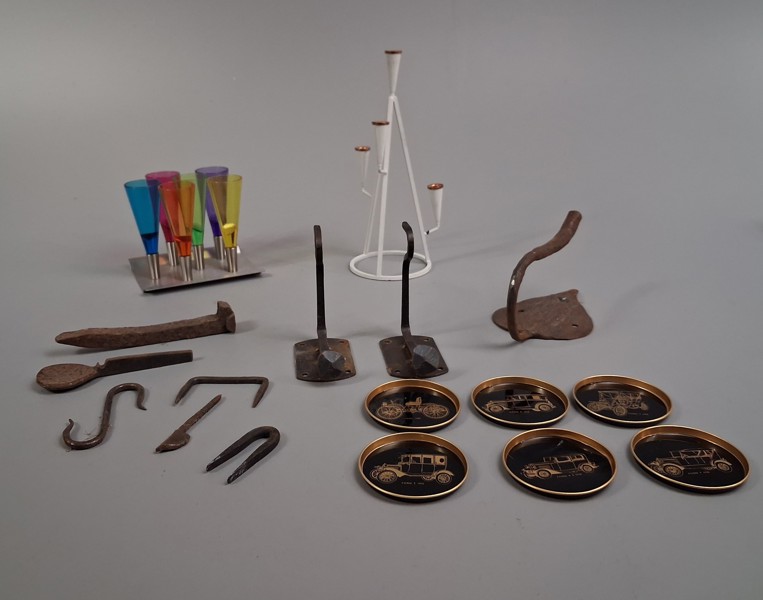 Diverse. Snapsglas i plast med magnetfot, Krokar/hängare.