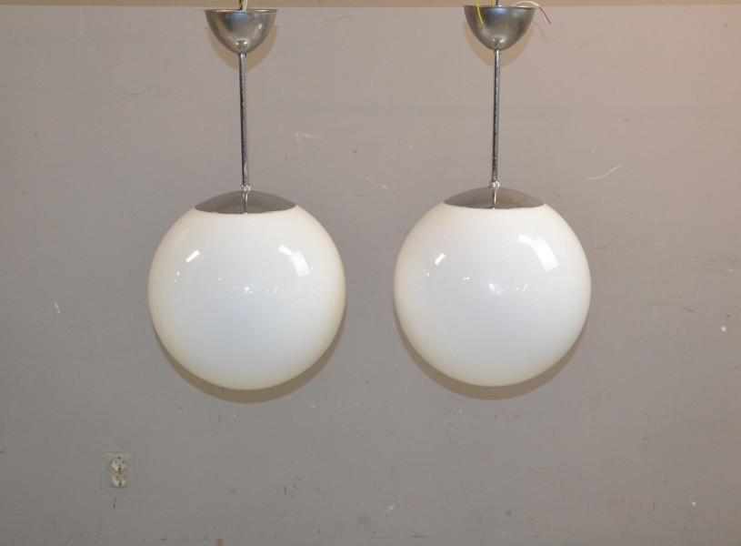 Takglober. Ett par, har hängt över kassor från en livsmedelsbutik.