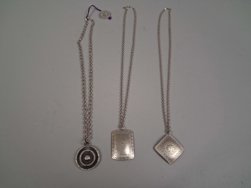 3 Halsband. Smycke i tenn. kedja av metall.