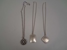 3 Halsband. Smycke i tenn. kedja av metall.