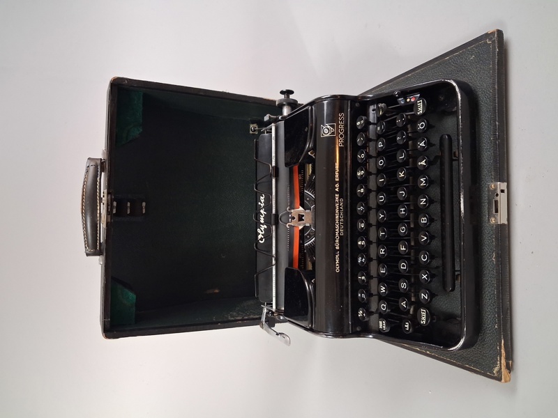 Äldre skrivmaskin. Olympia progress, Erfurt, Germany 1930/40-talet.