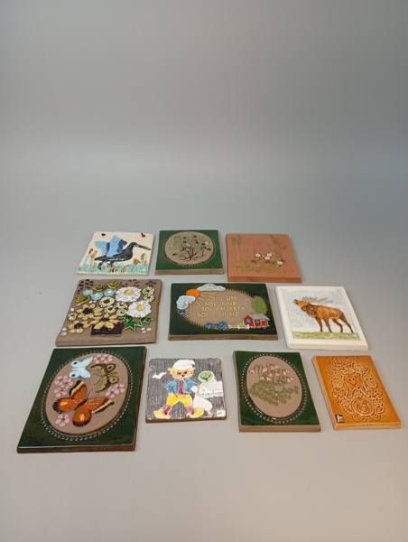 Diverse keramik-tavlor. Mestadels JIE.