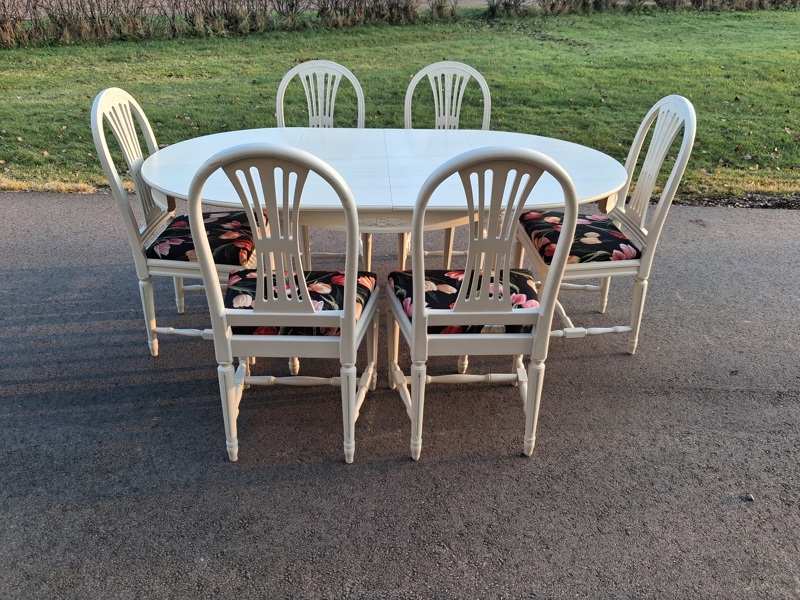 Matsalsmöbler. Gustaviansk-stil, "Axet", Bord + 2 iläggsskivor & 6 stolar.