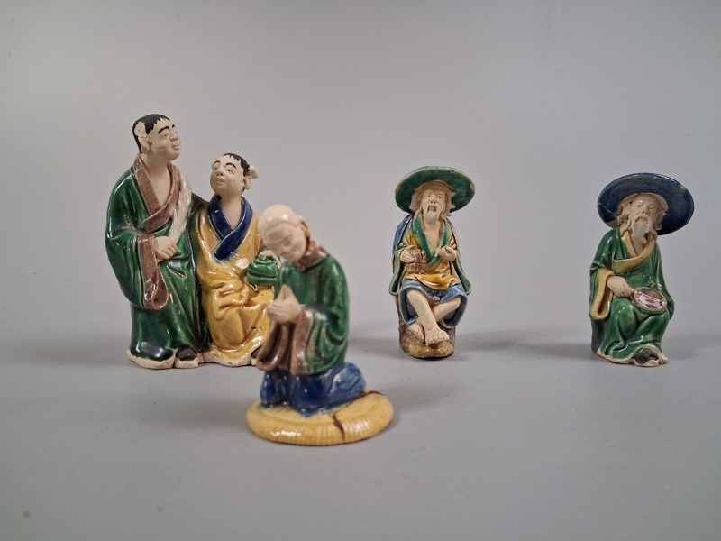 4 Figuriner. Orientaliska. Mudman-figurer, Shekwan-keramik.