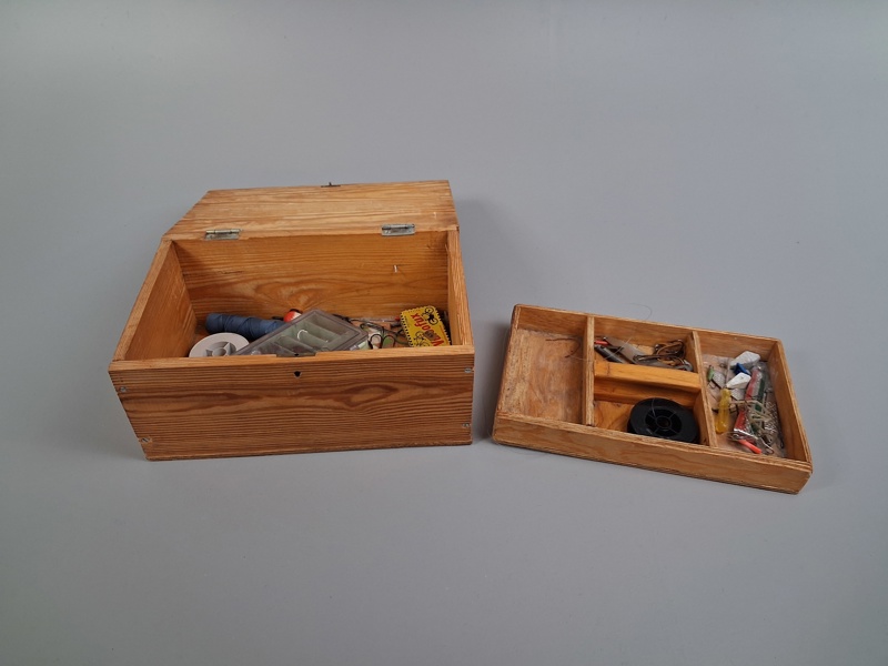 Trälåda med fisketillbehör.