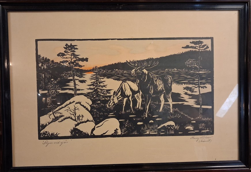 HENRY OLSSON. Träsnitt. Älgar vid sjön. Frönö.