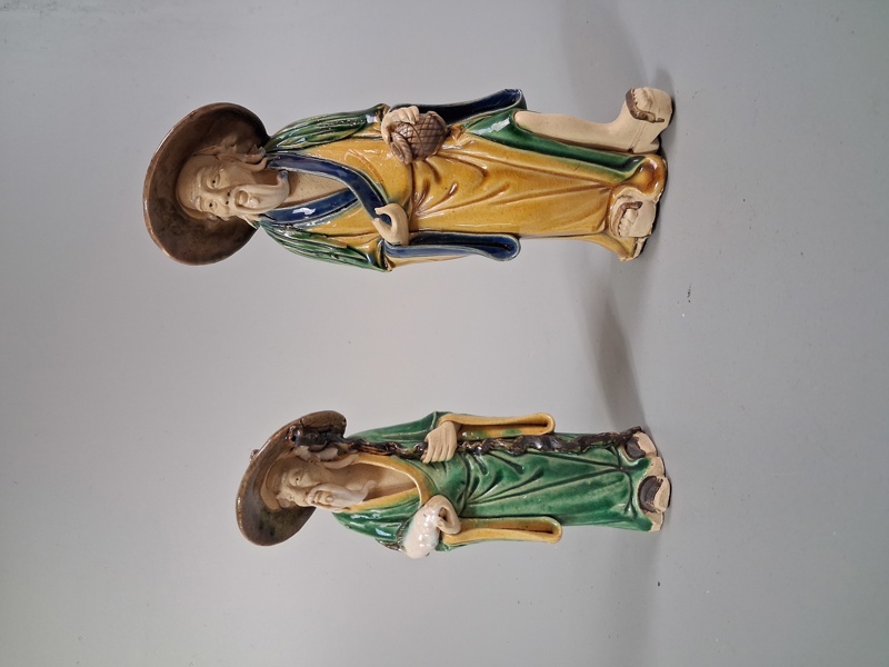 2 Figuriner, Orientaliska. Mudman-figurer, Shekwan-Keramik.