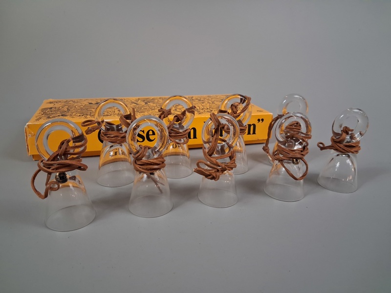 Snapsglas som man hänger runt halsen. Bl.a Reijmyre.