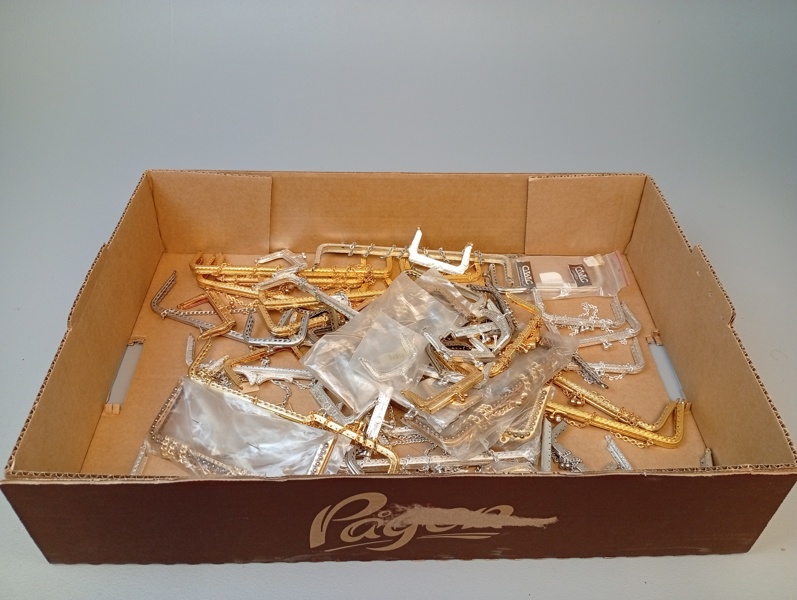 Väskbyglar. Metallbyglar.