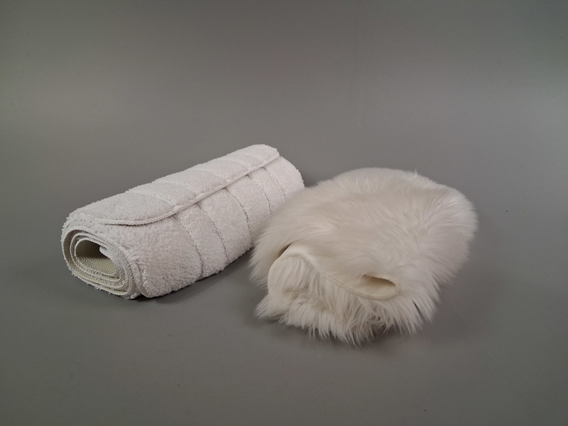Fusk-fårskinn & 2 oanvända badrumsmattor. Hemtex.