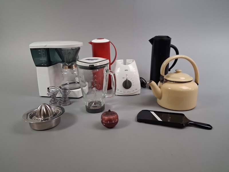 Diverse köksgeråd. Bl.a Braun Mixer, Tupperware, kockums m.m.