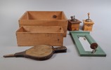 Diverse. Bl.a Trälådor, kaffekvarnar m.m.