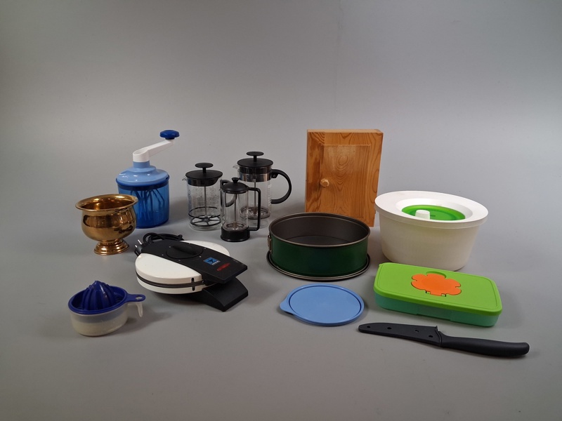 Diverse köksgeråd. Bl.a Bodum, Tupperware, Våffeljärn Hugin m.m.