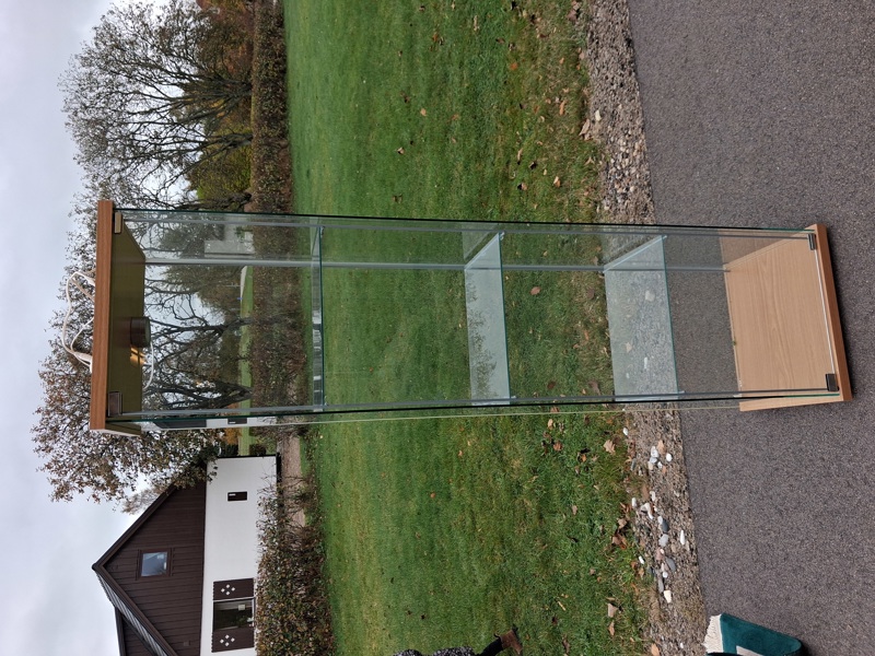 Vitrinskåp med belysning.