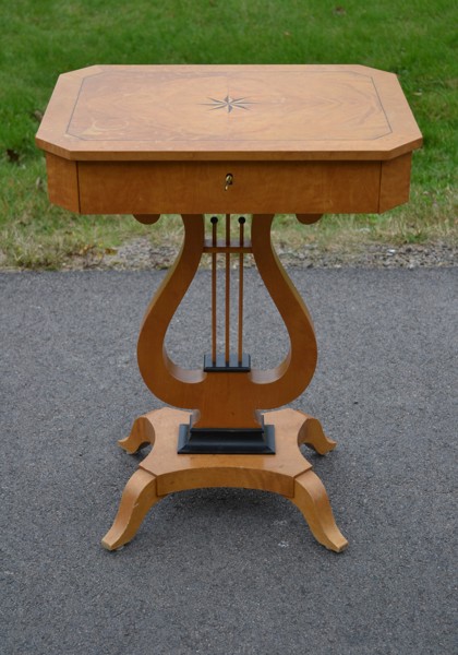 Lyrbord. Mahogny, 1900-talet.