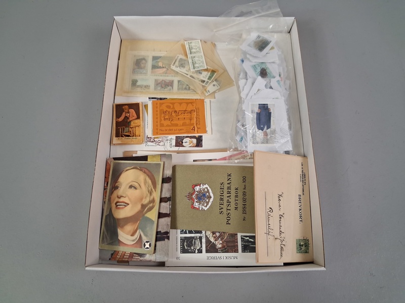 Diverse frimärken, Ostämplade lågvalörer, stämplade, klipp, vykort m.m.