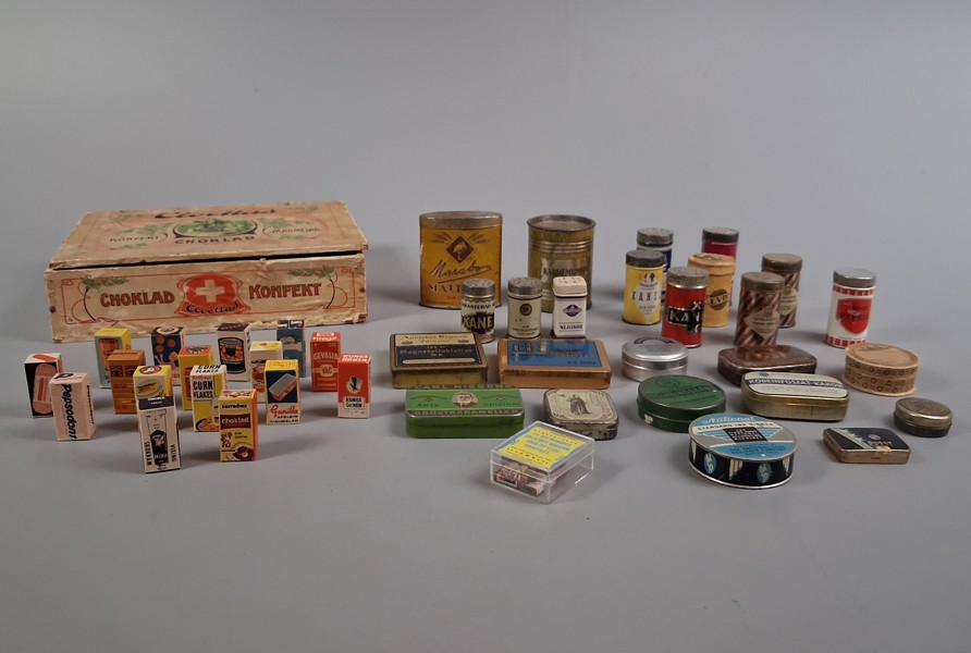 Diverse mindre plåtburkar m.m.