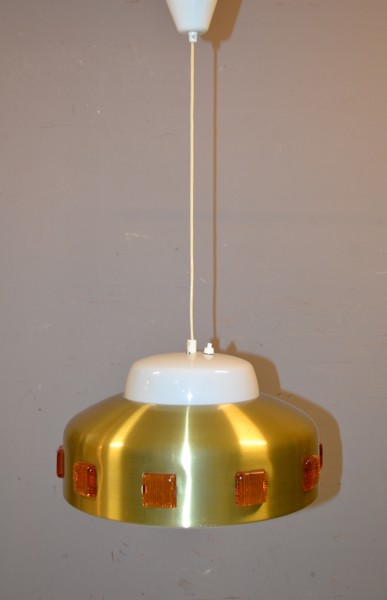 Taklampa. Gulmetall, plast & glas. 1960/70-talet.